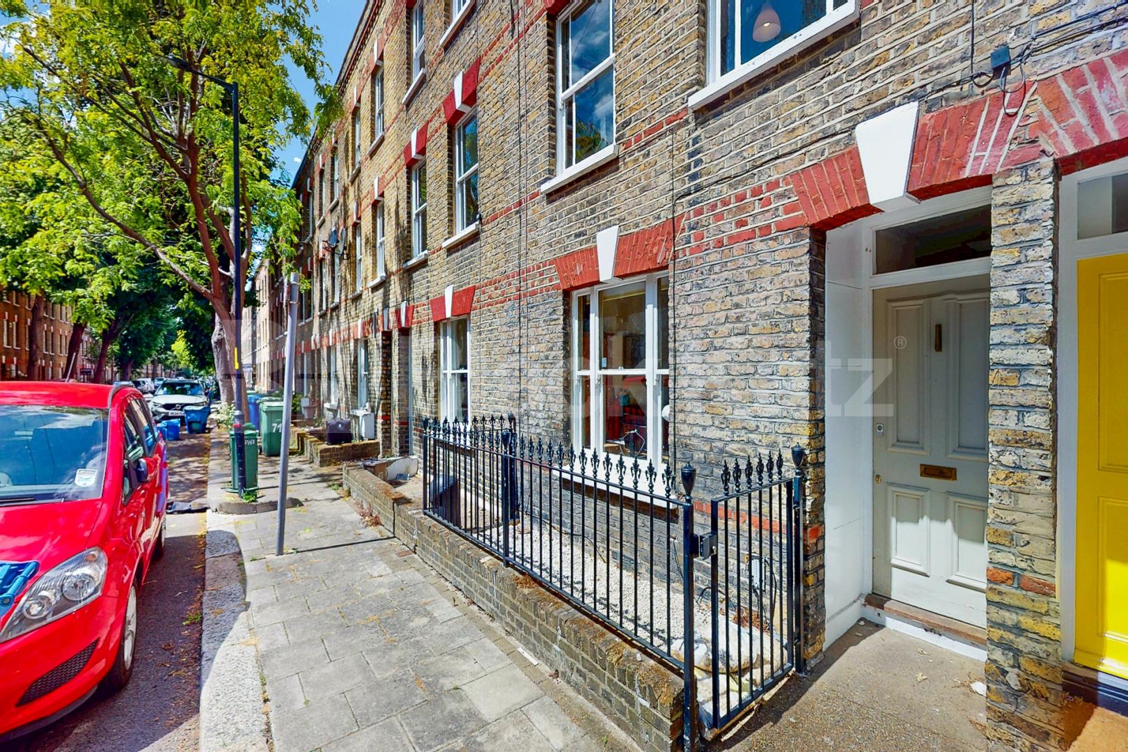 Georgian Townhouse, triplex, four double bedrooms, two bathrooms & Patio Garden Henshaw Street, Elephant and Castle